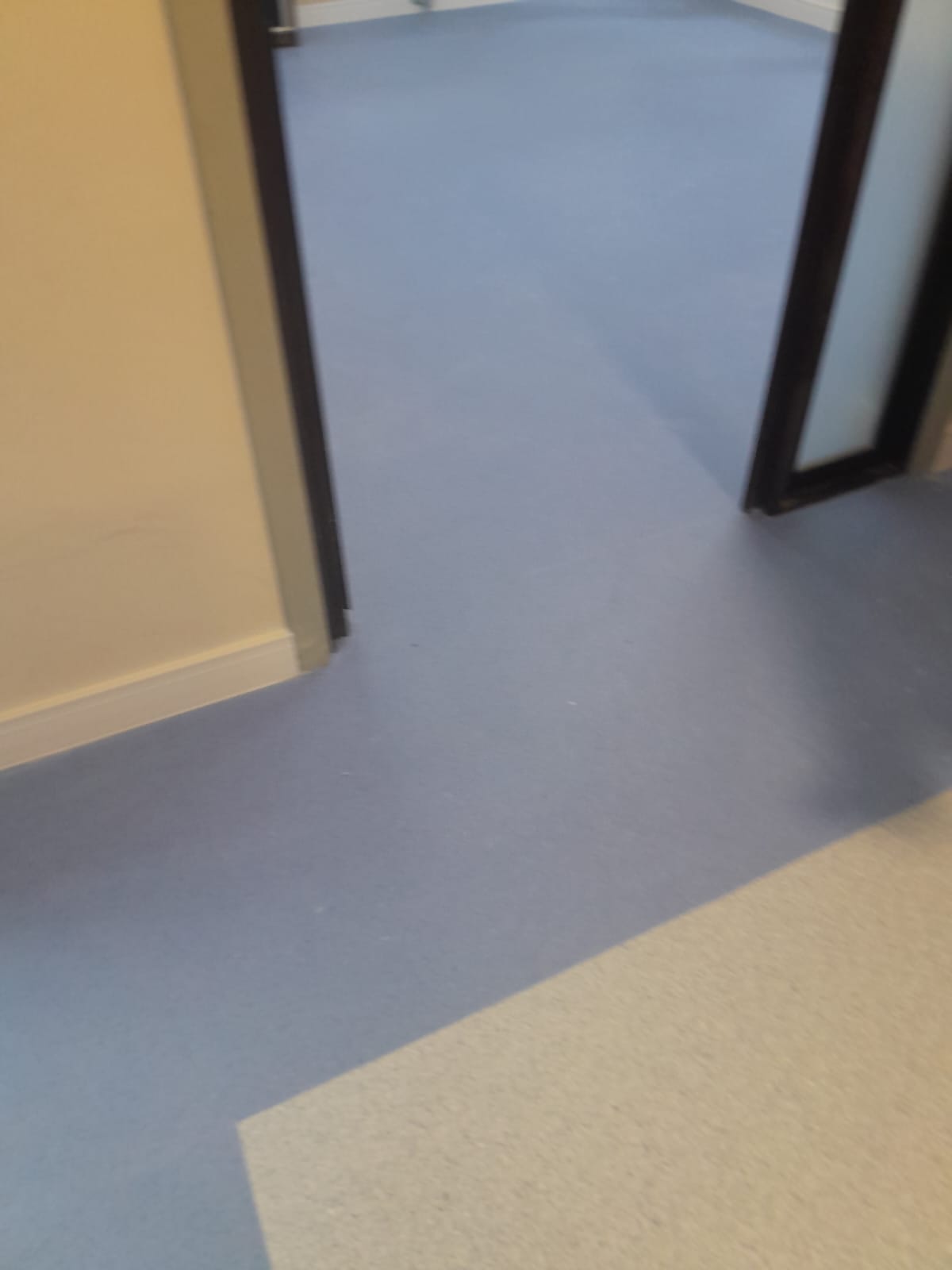Acabamento de manta vinílica em ambiente escolar