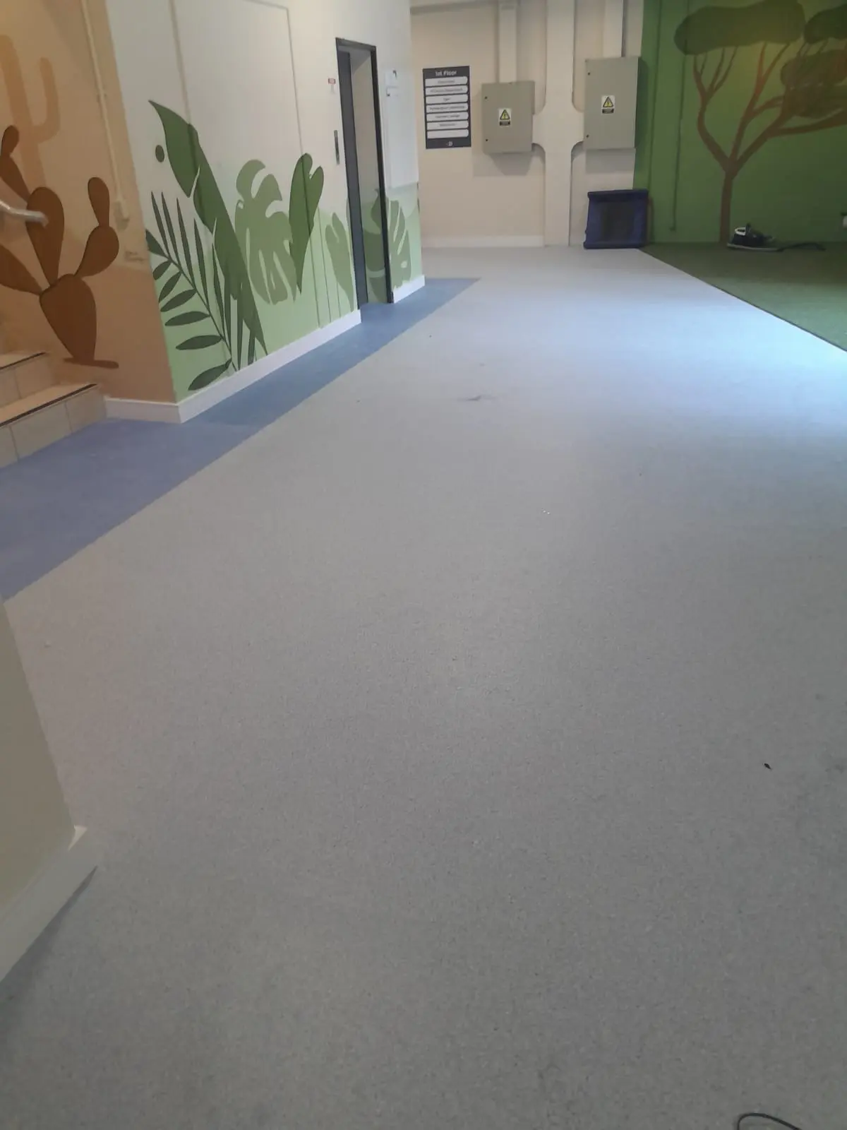 Manta vinílica em escola de Florianópolis SC instalada pela Só Pisos