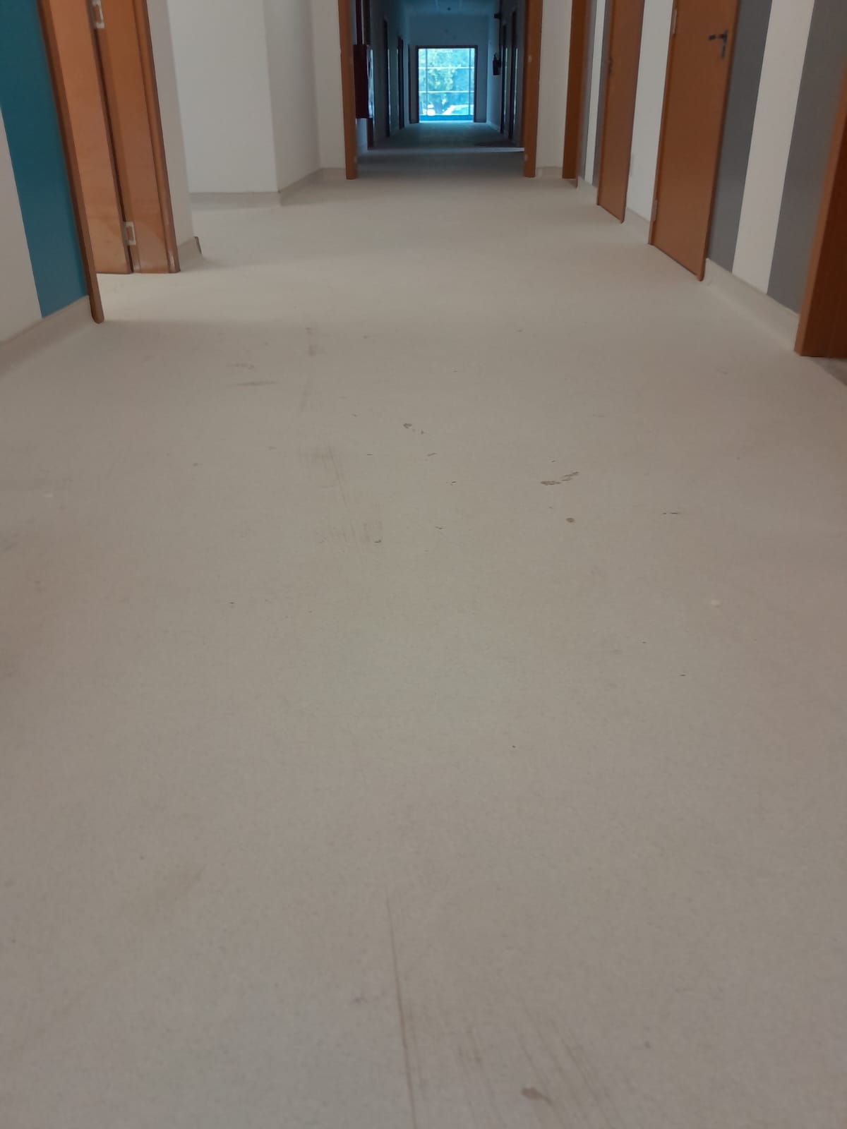 Corredor com manta hospitalar Tarkett na FCEE em Florianópolis SC