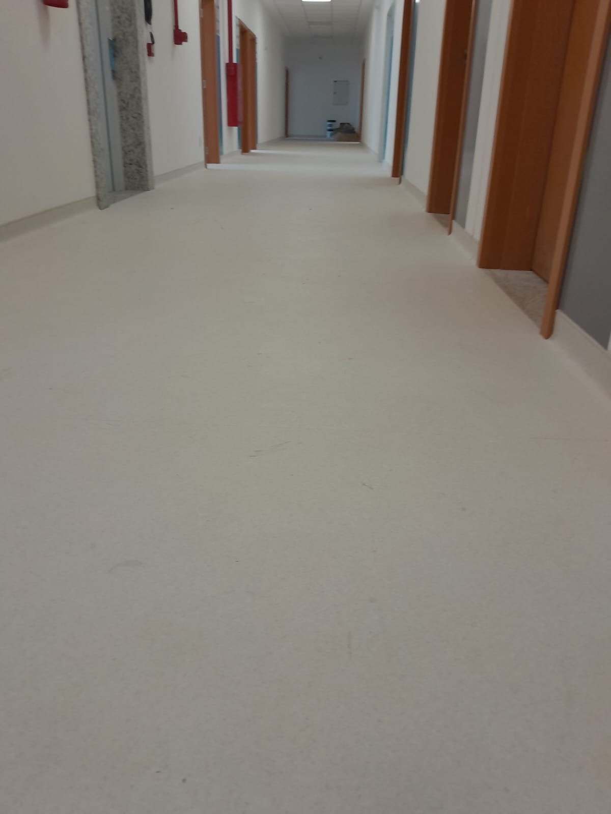 Corredor com manta hospitalar Tarkett na FCEE em Florianópolis SC