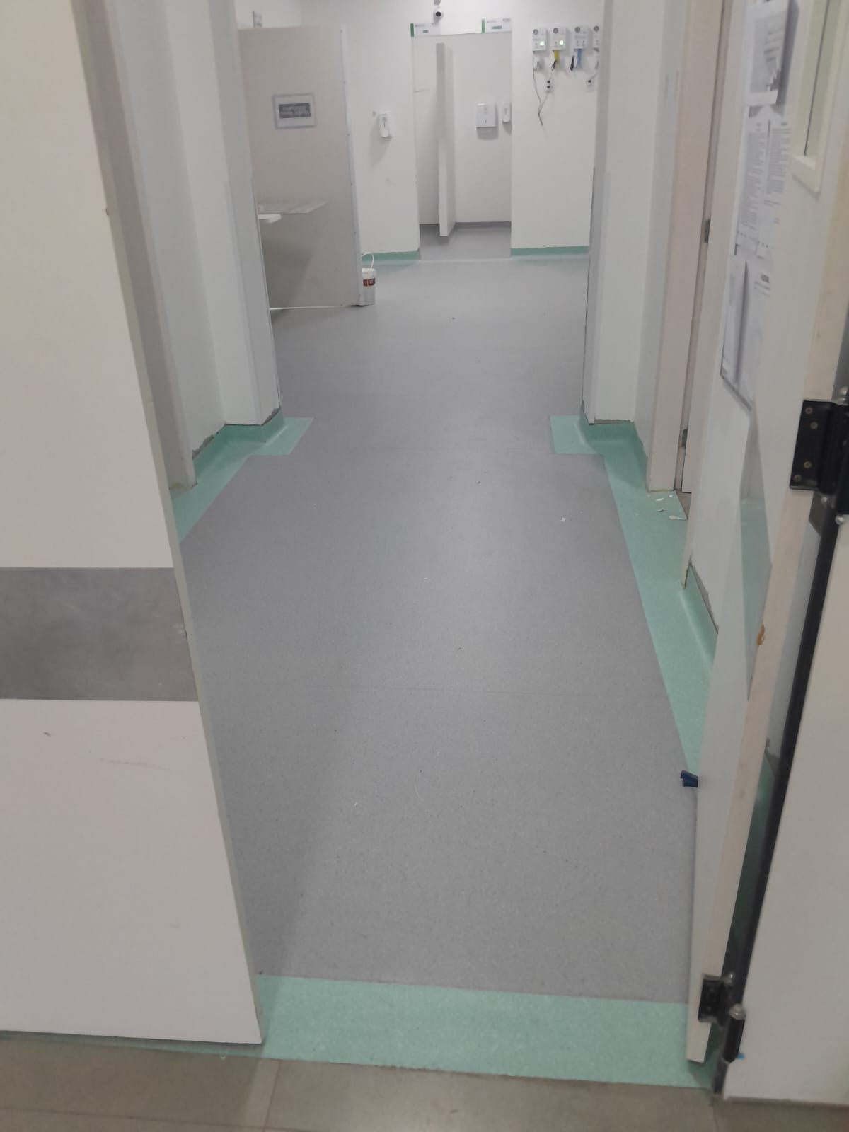 Revestimento hospitalar instalado pela Só Pisos em ambiente de atendimento.